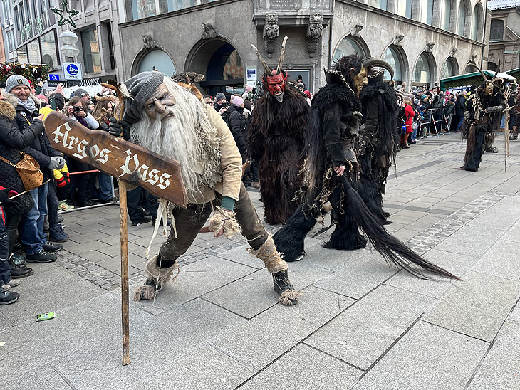 Krampuslauf auf dem Münchner Christkindlmarkt am 11.12.2022 (©Foto:Martin Schmitz)